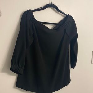 Black off-The-shoulder long-sleeve shirt.
